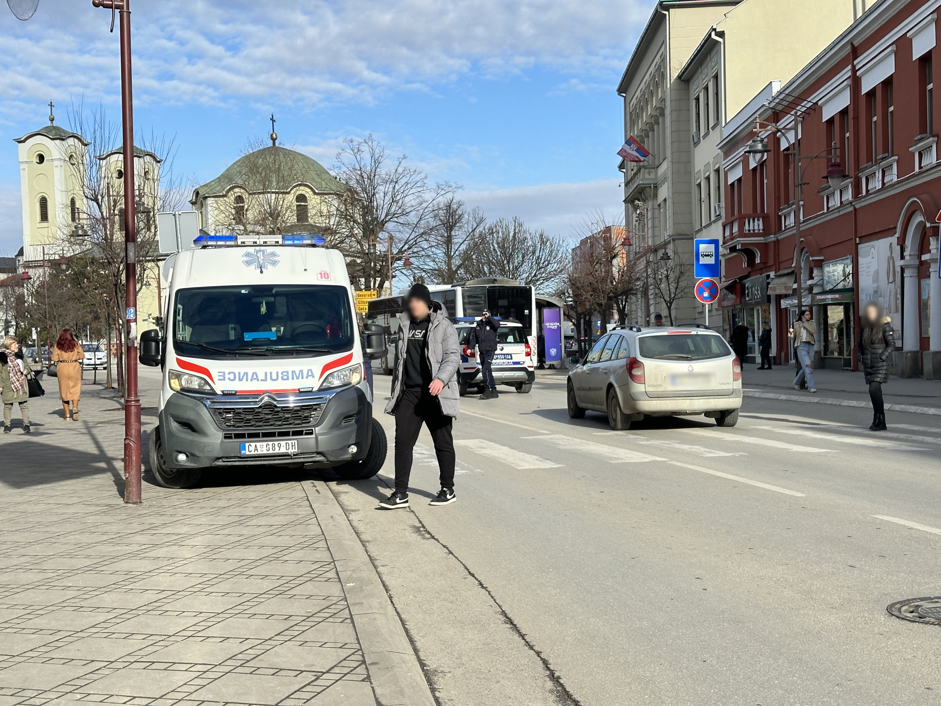 Pokosio pešaka u centru Čačka: Povređeni muškarac vozilom Hitne pomoći prebačen u bolnicu (FOTO)