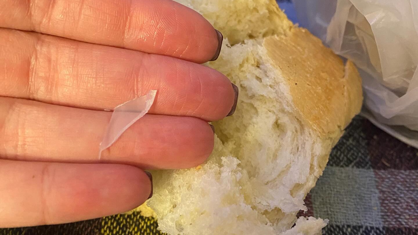 Biljana iz Čačka usred hleba pronašla veliki komad plastike / foto: RINA