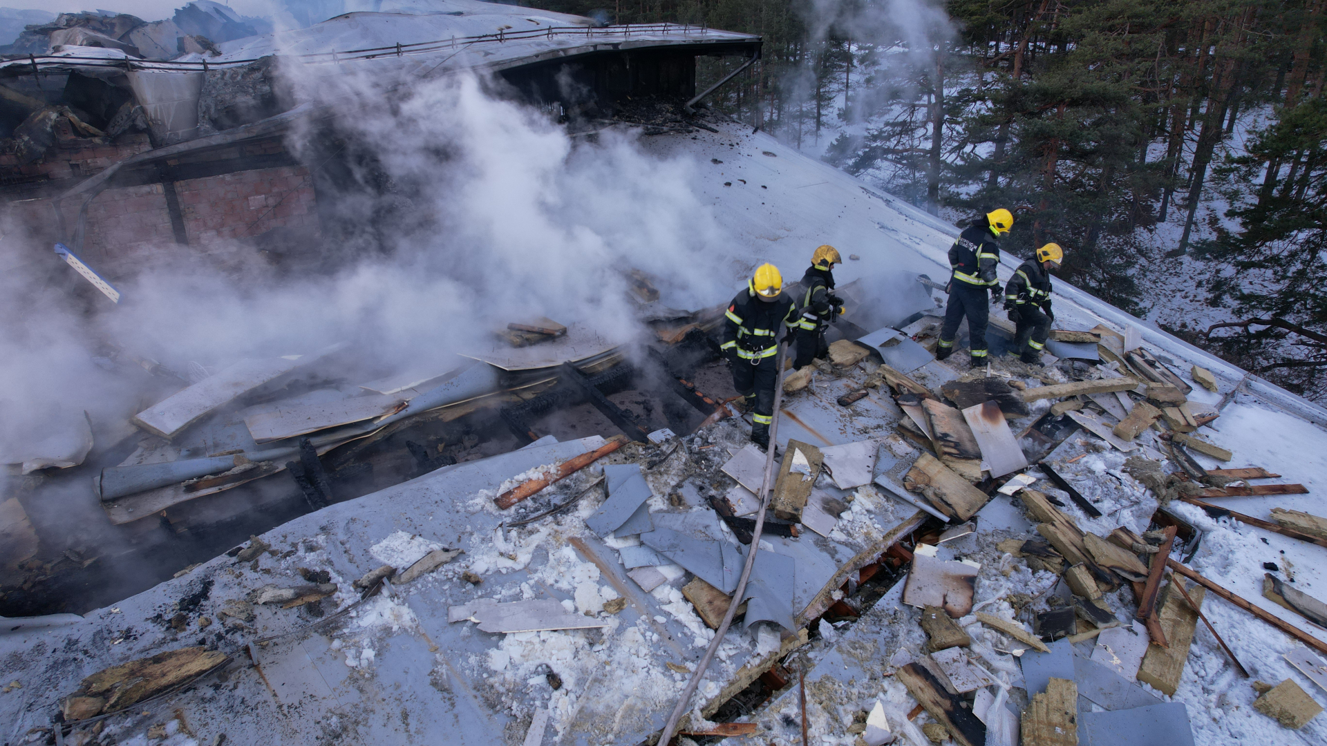 Nepokretni i deca evakuisani iz vatre, čitavu noć trajala nadljudska borba sa plamenom: Ovako izgleda zgarište na Zlatiboru, krov na Čigoti potpuno uništen (FOTO)(VIDEO)