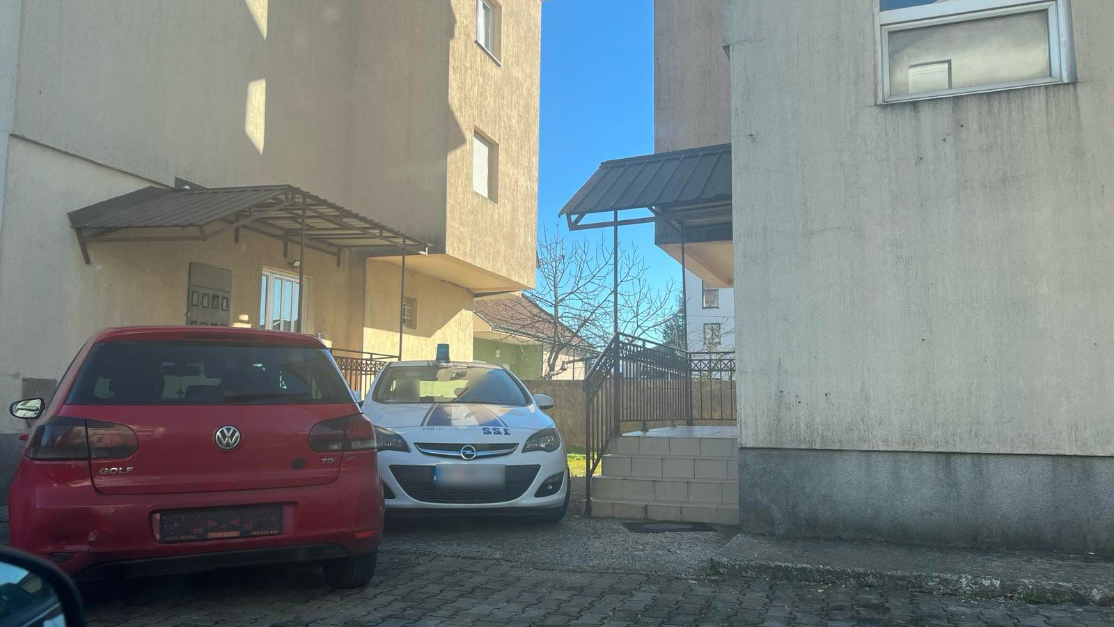 Muk u ulici u kojoj se noćas dogodilo dvostruko ubistvo i samoubistvo / foto: RINA