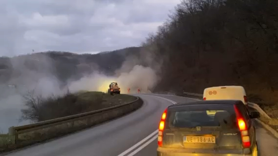 Incident u saobraćaju u Ovčarsko-kablarskoj klisuri: Prosuo se cement iz građevinskog kamiona svuda po putu, formirane dugačke kolone vozila (VIDEO)
