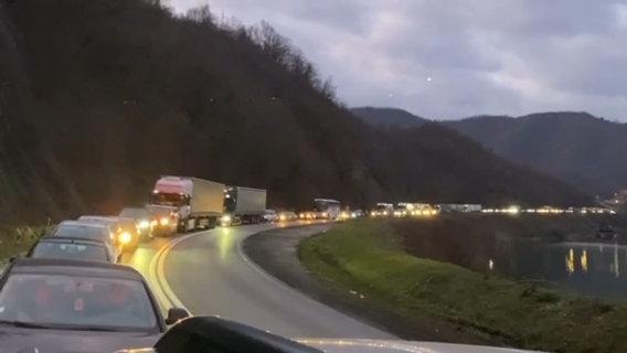 Incident u saobraćaju u Ovčarsko-kablarskoj klisuri: Prosuo se cement iz građevinskog kamiona svuda po putu, formirane dugačke kolone vozila/ Foto: RINA