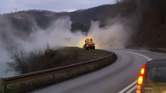 Incident u saobraćaju u Ovčarsko-kablarskoj klisuri: Prosuo se cement iz građevinskog kamiona svuda po putu, formirane dugačke kolone vozila/ Foto: RINA