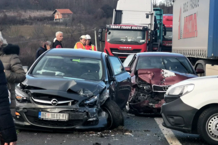Zakucali se jedan u drugi, kao na filmu: Težak lančani sudar četiri automoibila u blizini sela Zlakusa, pričinjena velika materijalna šteta