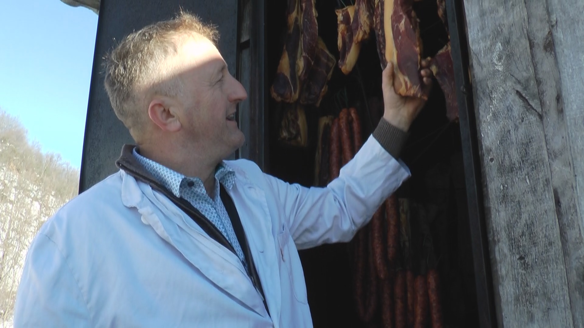 Goran sa Jelice ima preko 200 garavih svinja koje daje najkvalitenije meso i odličnu pršutu / foto: RINA