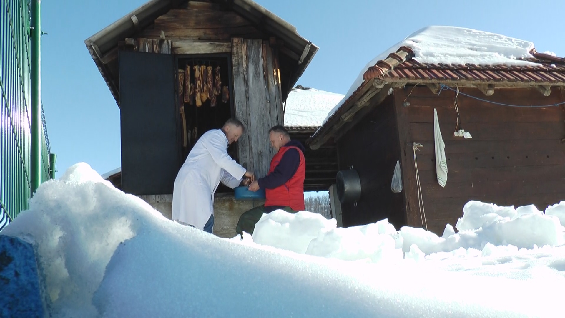 Goran sa Jelice ima preko 200 garavih svinja koje daje najkvalitenije meso i odličnu pršutu / foto: RINA
