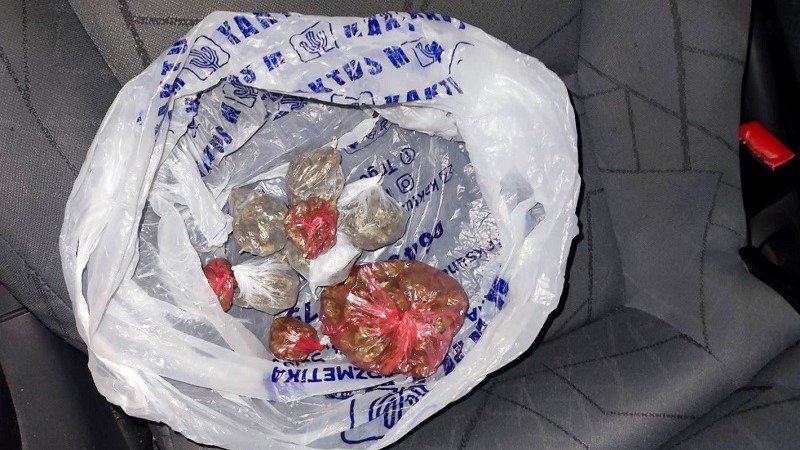 U plastičnoj kesi na suvozačevom sedištu pronadjena marihuana: Uhapšen Užičanin zbog dilovanja droge, sledi mu krivična prijava