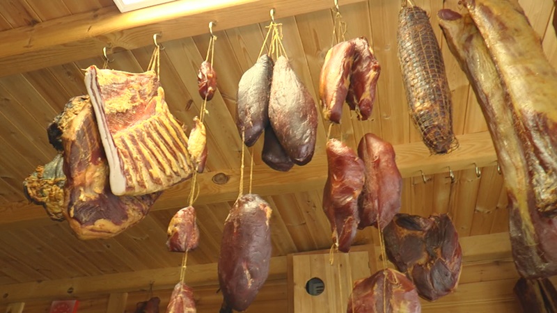 Filipovići sa Mačkata mesečno proizvode čak 300 kilograma domaćih suvomesnatih prozvoda / foto: RINA