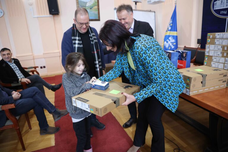 Dvadeset laptop računara stiglo u vrtiće, škole i ambulante u Užicu/ Foto: Sajt grada Užica