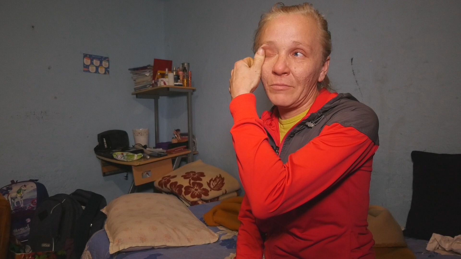 Ne traže mi puno, znaju kad mama kaže da se nema: Potresna slika iz Čačka - samohrana majka sa četvoro dece živi u podrumu zgrade, Jelena spava na podu jer u krevetu nema mesta (FOTO)(VIDEO)