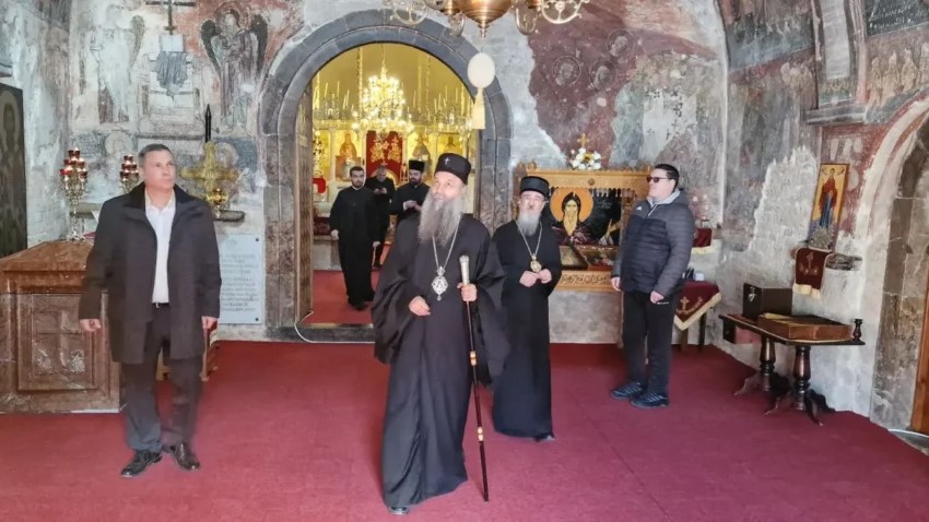 Porfirije služio opelo čuvenom doktoru poreklom iz Prijepolja: Nakon toga obišao srpsku svetinju manastir Mileševu