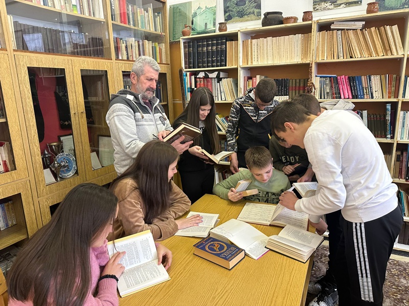 Deca u selu Katići oduševeljni jedinstvenom u Srbiji bibliotekom ljubavi / foto: RINA