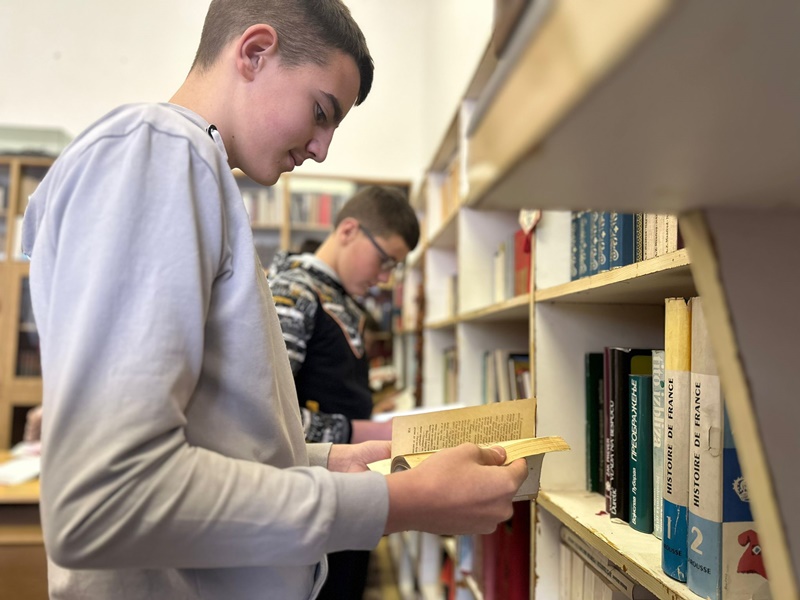 Deca u selu Katići oduševeljni jedinstvenom u Srbiji bibliotekom ljubavi / foto: RINA