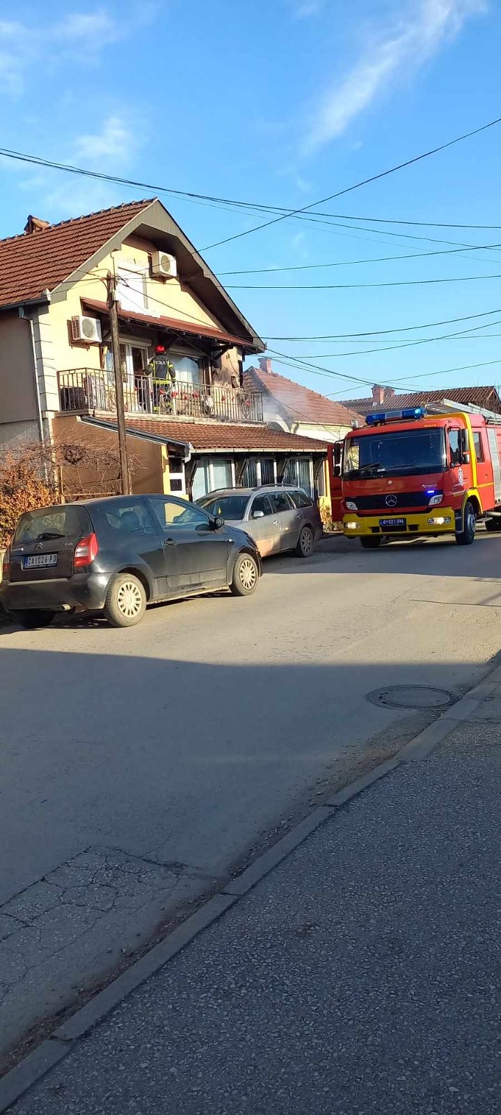 Zapalila se porodična kuća, dim izbija na sve strane: Požar u čačanskom naselju Suvi Breg, vatrogasci na terenu (FOTO)