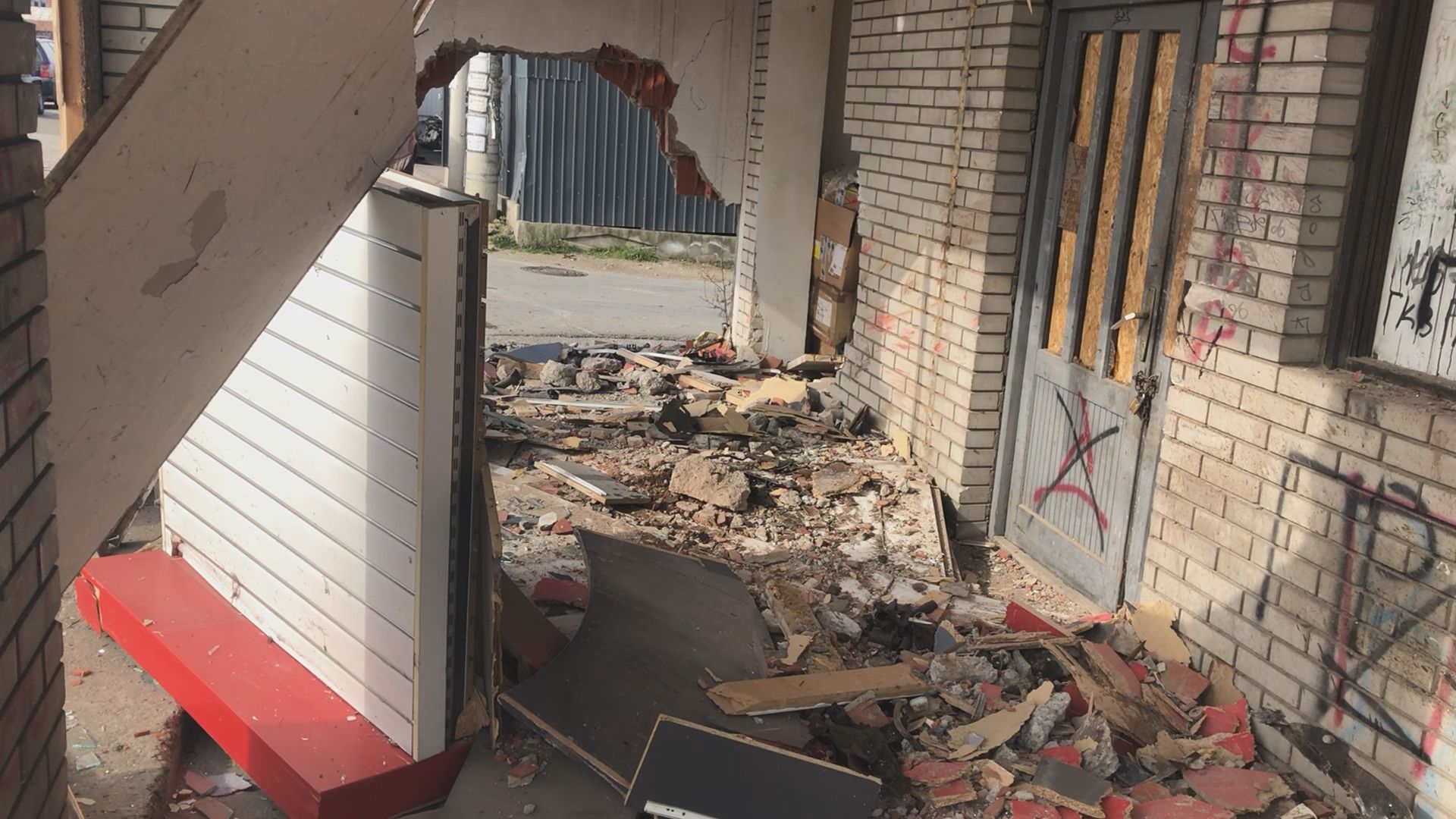 Prve slike sa mesta tragedije u Kraljevu: Zid potpuno probijen, nastradali mladić imao samo 21 godinu (FOTO)(VIDEO)