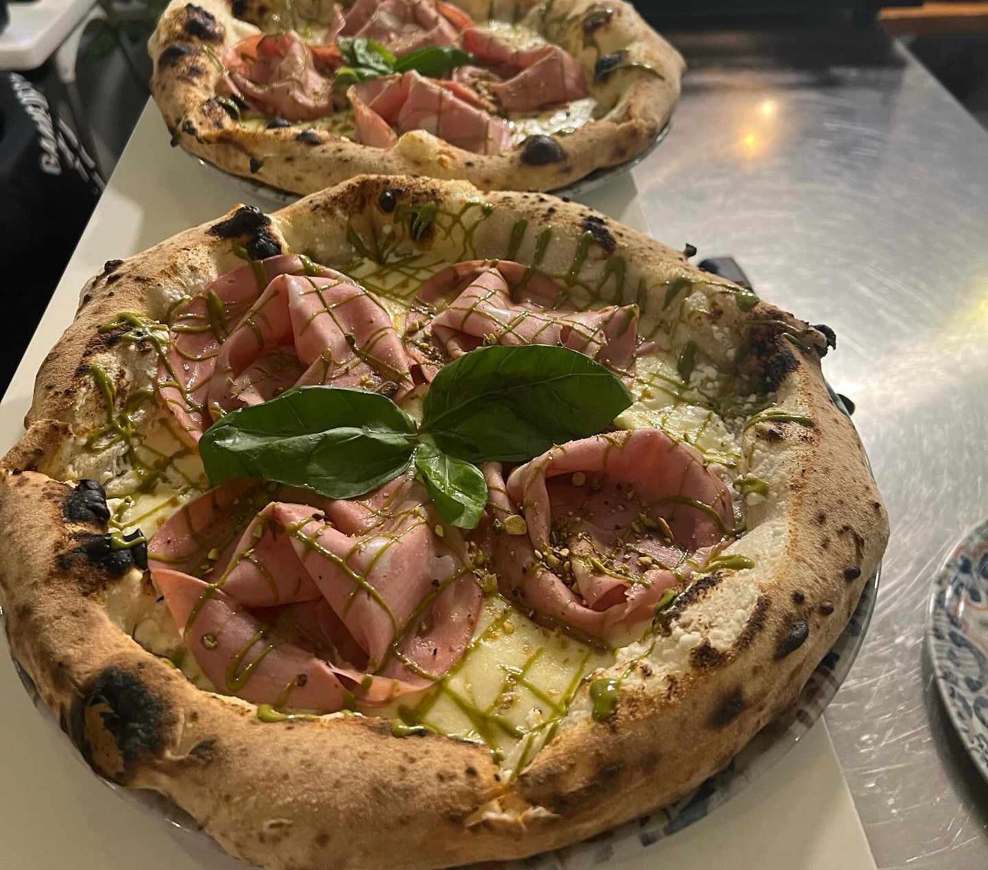 Od perača sudova do vrhunskog pizza majstora: Damir iz Beograda ostvario dečački san i pokrenuo svoj posao, njegove veštine i čuveni specijaliteti danas obilaze region (FOTO)