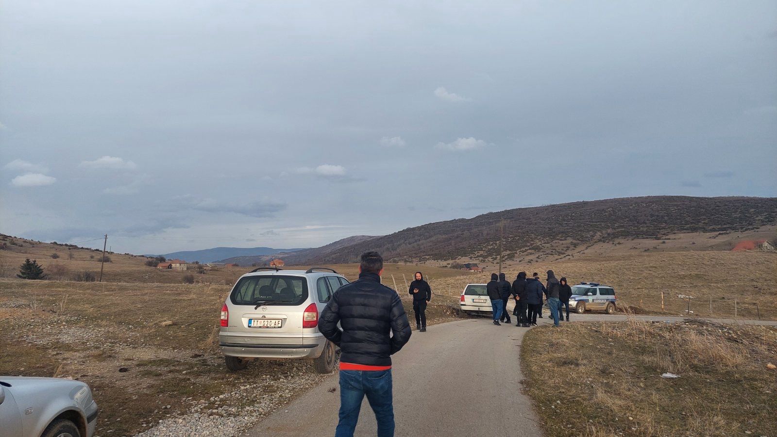 Sve oči uprte u bunar dubok 10 metara, čekaju se vatrogasci da potvrde da li je unutra telo nestalog Nusreta: Dramatične slike sa lica mesta u selu Karajukića bunari na Pešteru (FOTO)