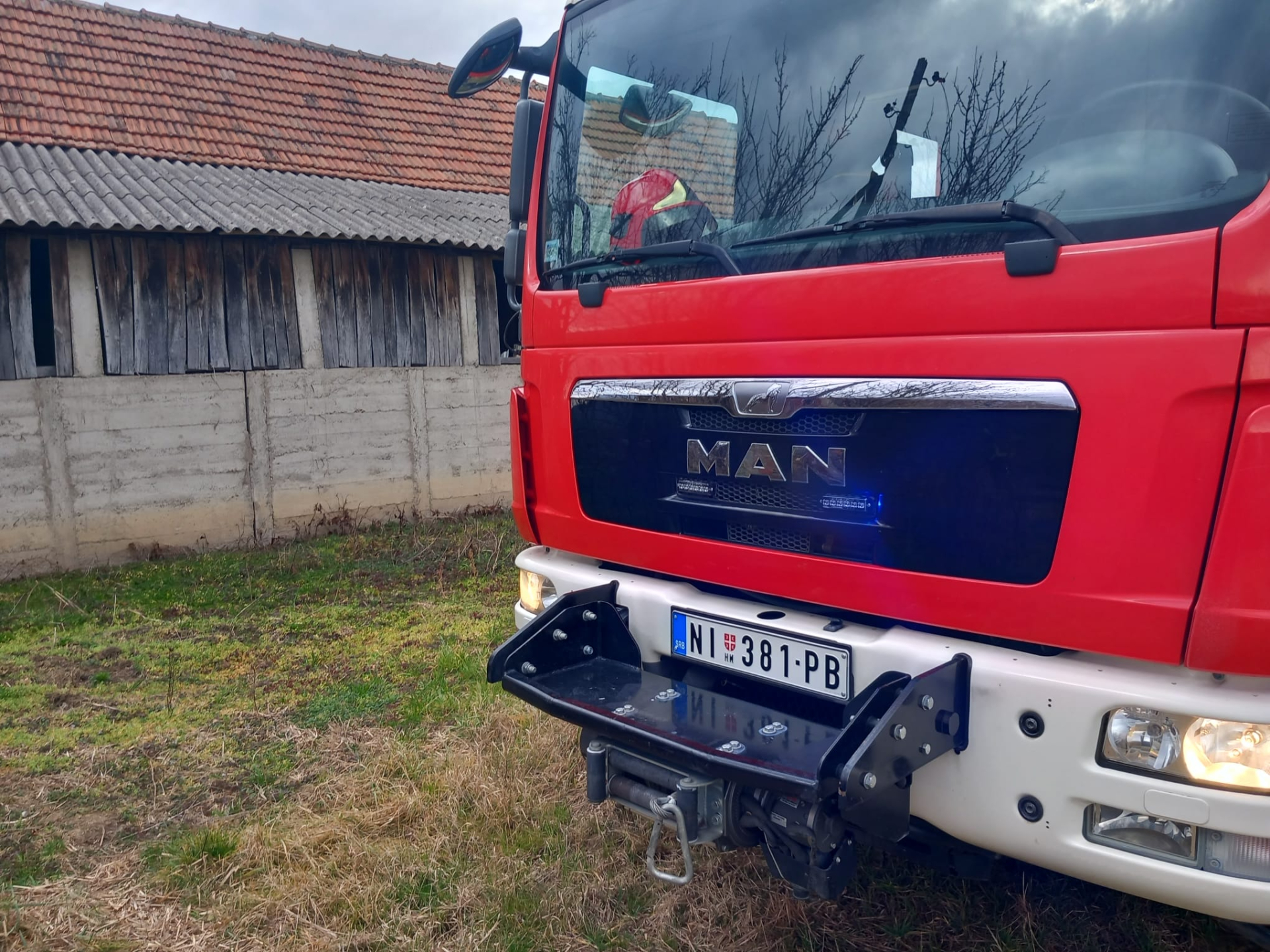 Plamen je bio ogroman, vatra zahvatila površinu od jednog hektara: Požar u Trbušanima kod Čačka, vatrogasci odmah stigli na lice mesta (FOTO)