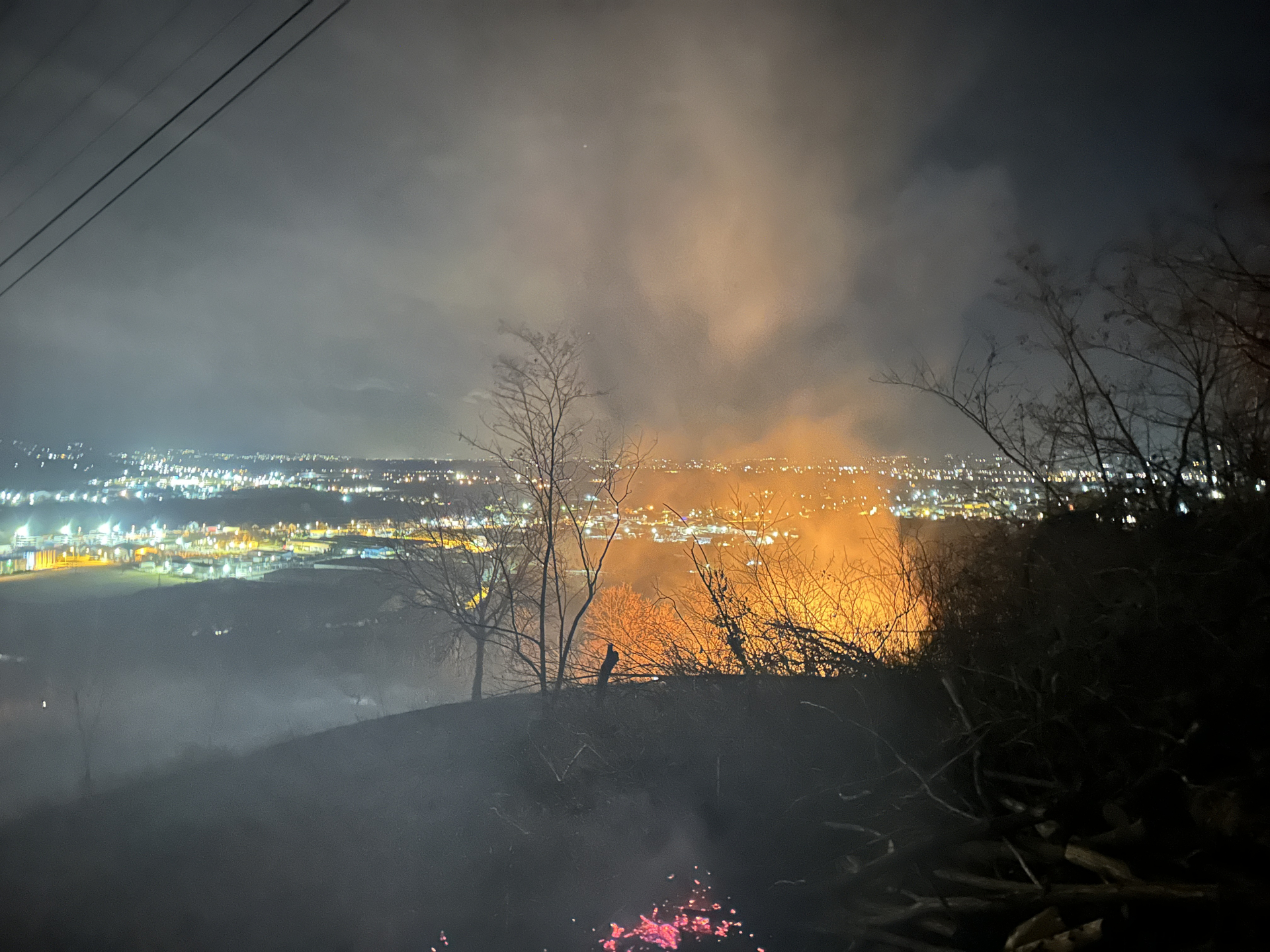 Vatra guta brdo iznad Čačka, veliki požar u Šebecima: Meštani uplašeni za svoju bezbednost, gašenje vatre otežava jak vetar (FOTO)(VIDEO)