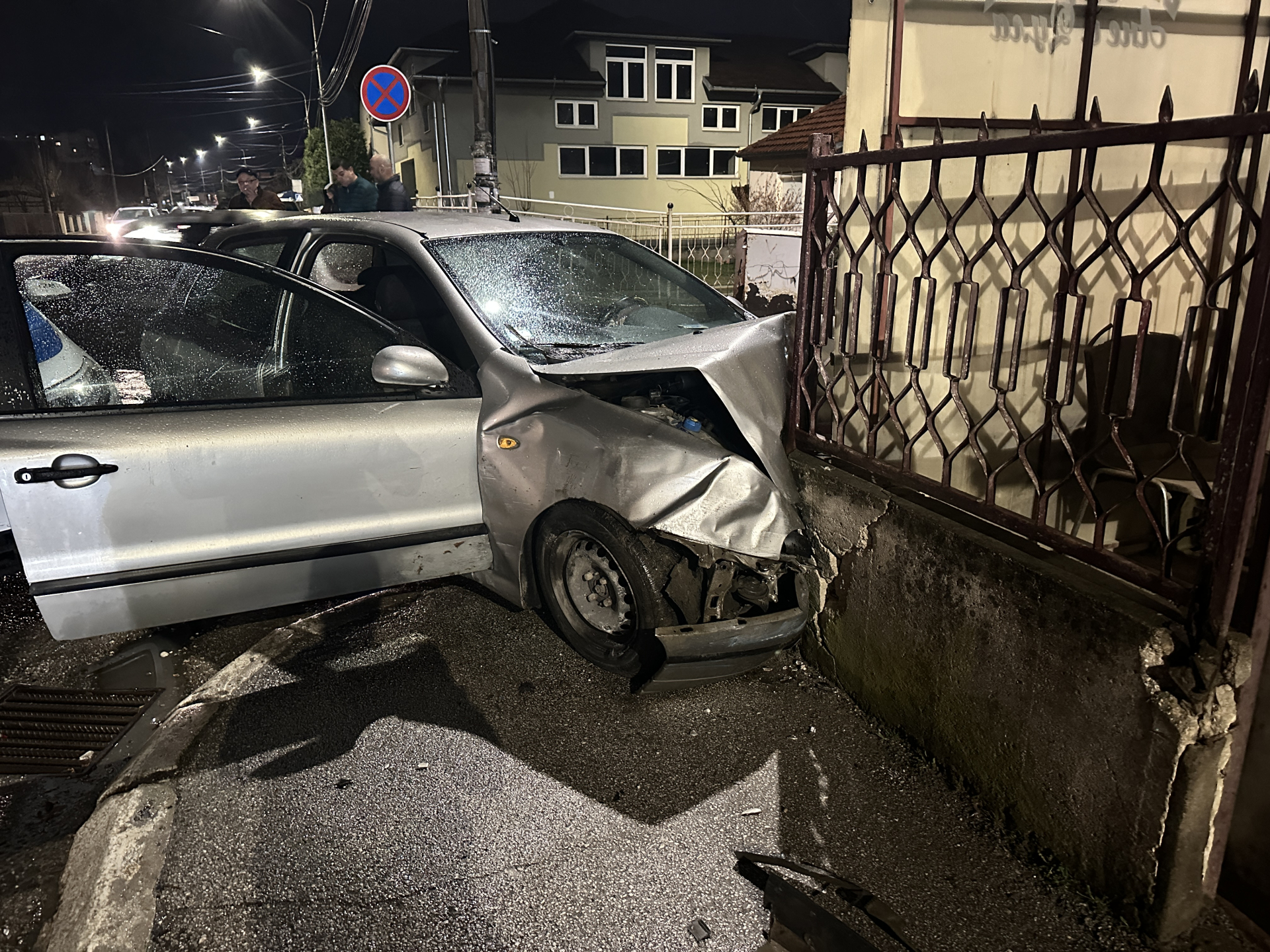 Silovit sudar u širem centru Čačka, jedno lice povredjeno: Sudarili se taksi i putničko vozilo, prednji deo automobila potpuno smrskan (FOTO)(VIDEO)