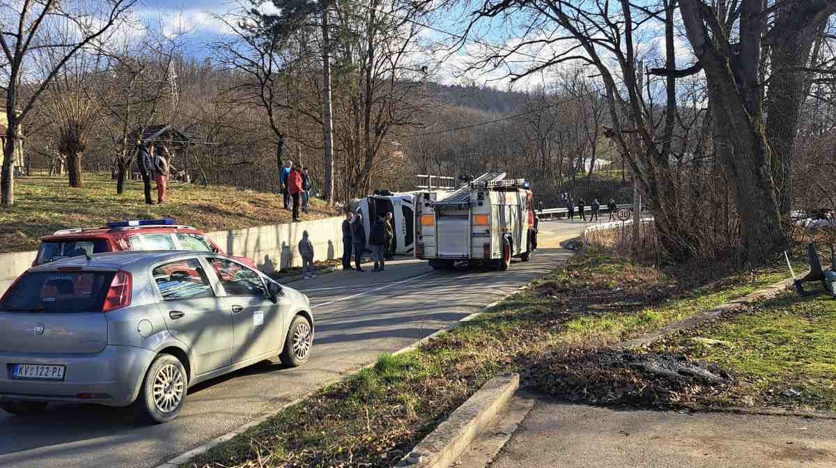 Prevrnuo se šleper nasred puta: Teška saobraćajna nezgoda kod Kraljeva, vozila se preusmeravaju na alterntivne putne pravce (FOTO)