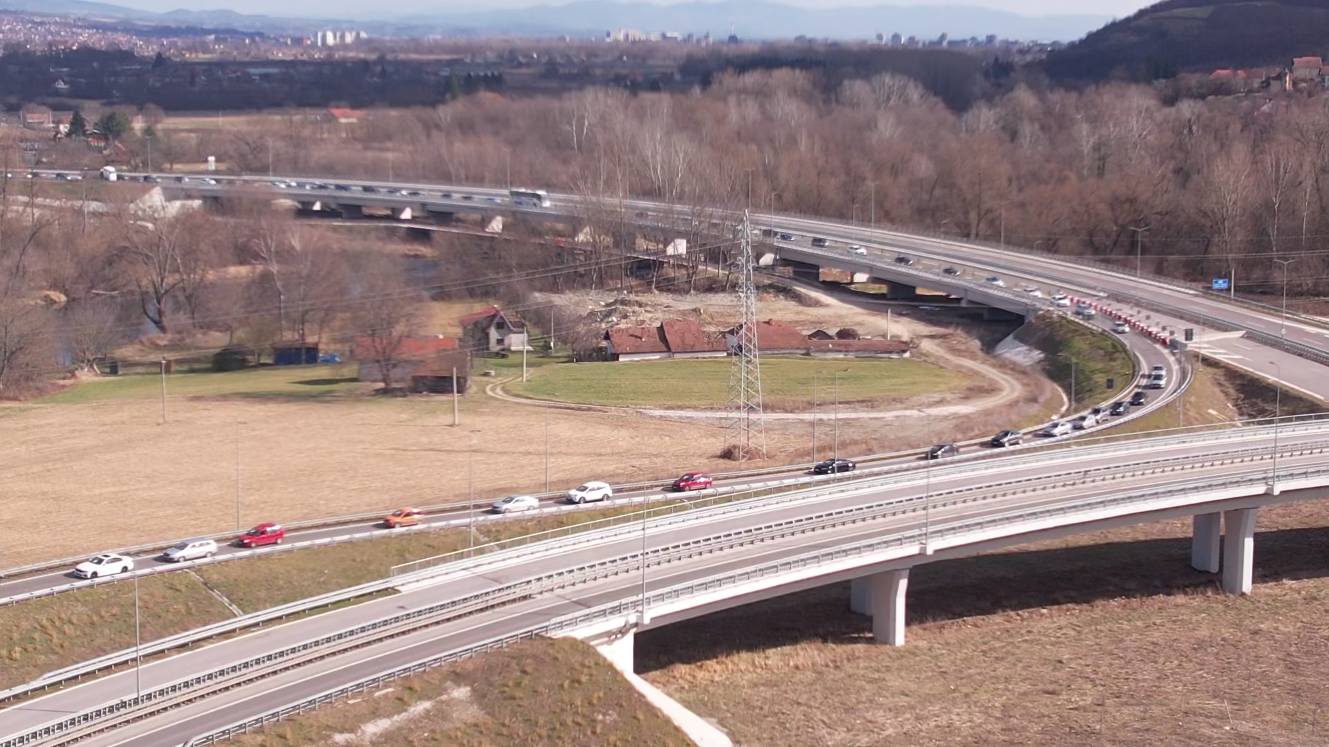 Seoba Srba za praznike već počela, sve stoji: Kilometarske kolone na auto-putu Miloš Veliki, ogromne gužve i na ulazu u Crnu Goru (FOTO)(VIDEO)