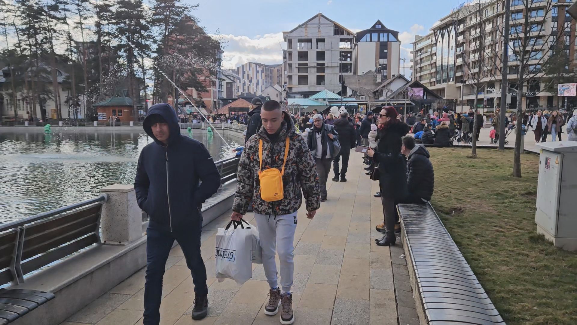 Neverovatne slike iz centra srpske planine: Zlatibor pun kao šibica na što u kafiću se čeka u redu, sada je jasno gde je većina ljudi iz današnjih kolona otišla (FOTO)(VIDEO)