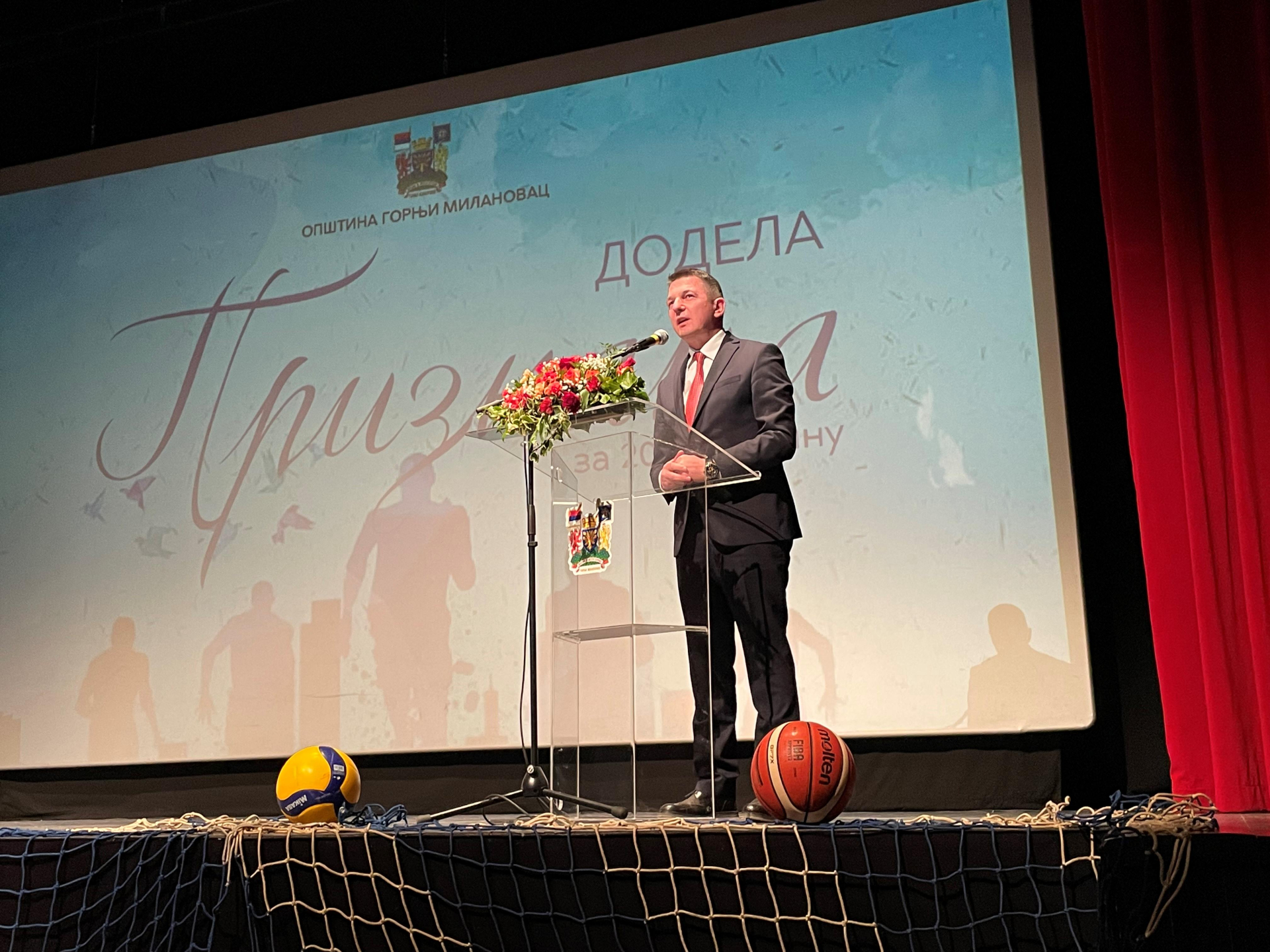Ona gadja pravo u metu, lepa streljašica Marta najbolja je mlada sportskinja Gornjeg Milanovca: Donela brojne medalje u svoj grad/ Foto: Kabinet predsednik opštine