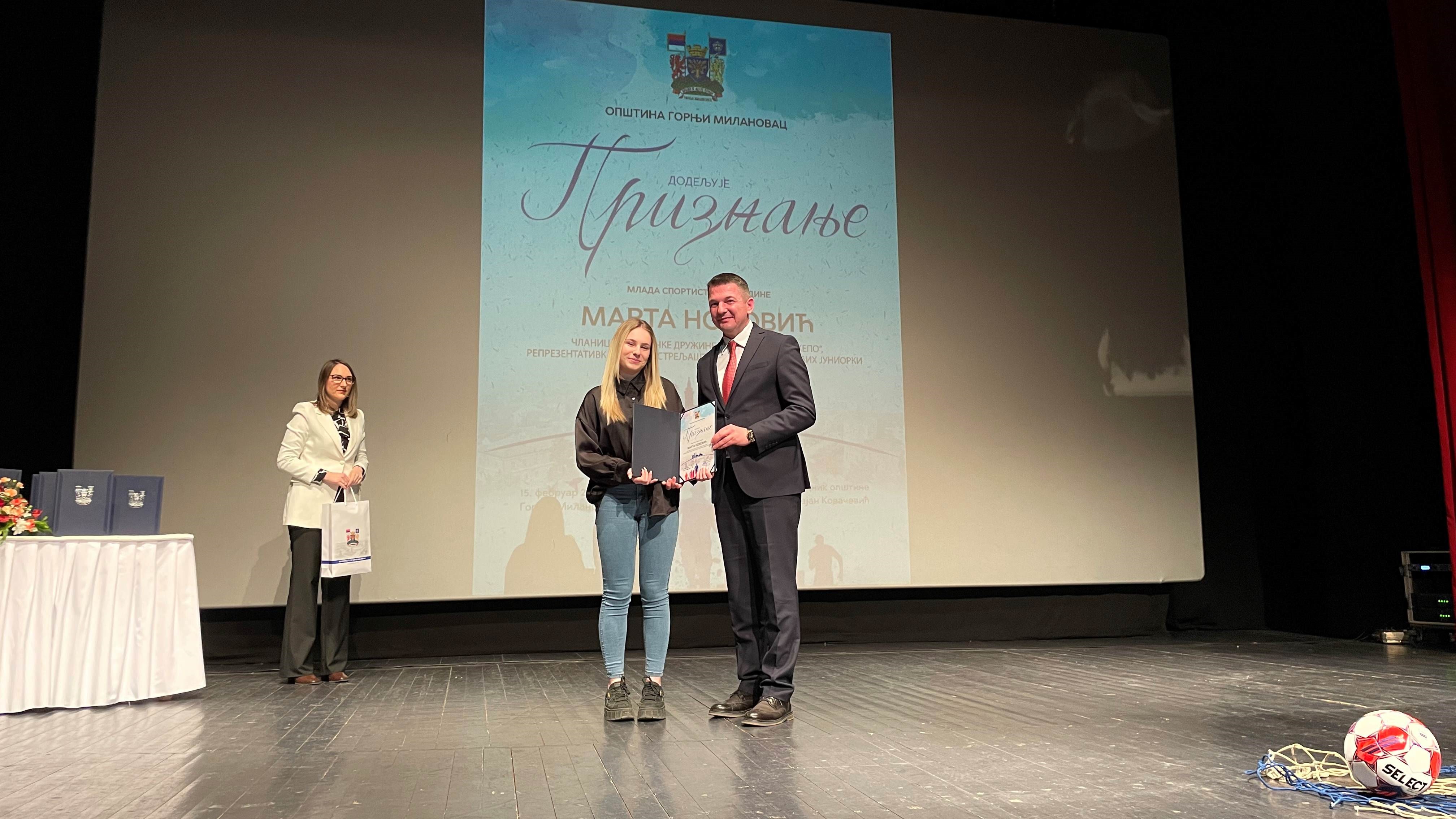 Ona gadja pravo u metu, lepa streljašica Marta najbolja je mlada sportskinja Gornjeg Milanovca: Ponosno donela brojne medalje u svoj grad (FOTO)