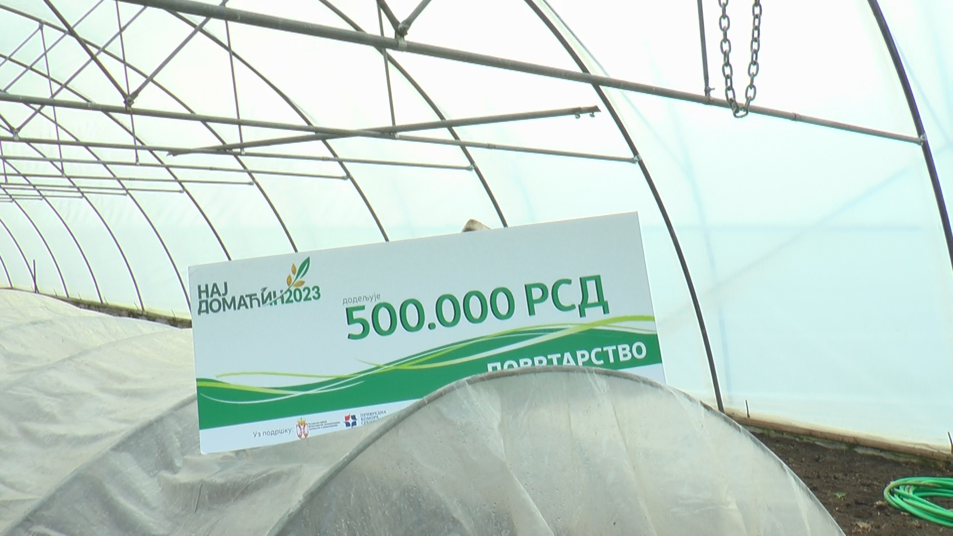 Završio fakultet, vratio se na selo i nikad se nije pokajao: Vojo iz sela Radaljevo je najdomacin za 2023. godinu, imali su jedan mali plastenik a sada se oni pružaju na 5.000 kvadrata (FOTO)