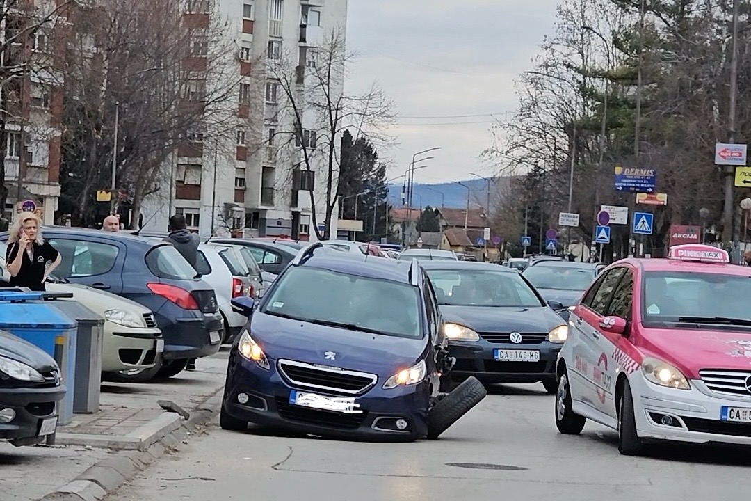 Žestok sudar u Čačku na Ljubić keju: Od siline udara na pežou odvalio se točak (FOTO)(VIDEO)