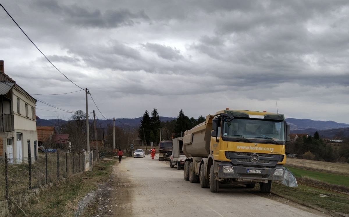 Meštani sela Markovica u velikom problemu zbog pretovarenih kamiona / foto: RINA