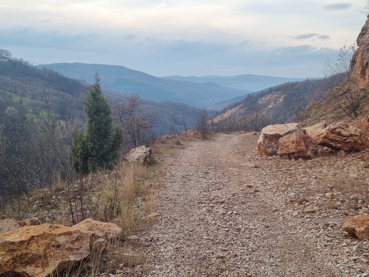 Da nije ova tabla malo ukrivo: Ovako danas izgleda tunel u kom je sniman kultni srpski film, obilaze ga samo slučajni prolaznici (FOTO)