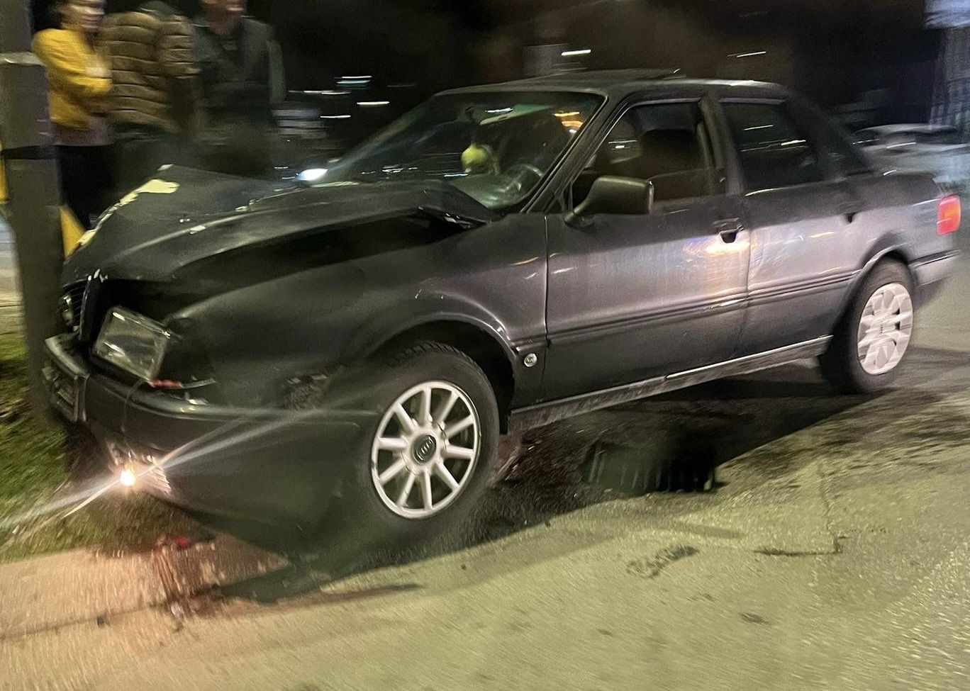 Dve osobe povredjene u teškom udesu u Čačku: Automobil od siline udara se odbio i udario u stub ulične rasvete (FOTO)