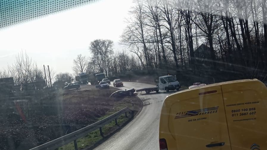 Izgubio kontrolu i sleteo u kanal pored puta: Saobraćajna nezgoda na starom putu Čačak - Kraljevo u selu Slatina (FOTO)
