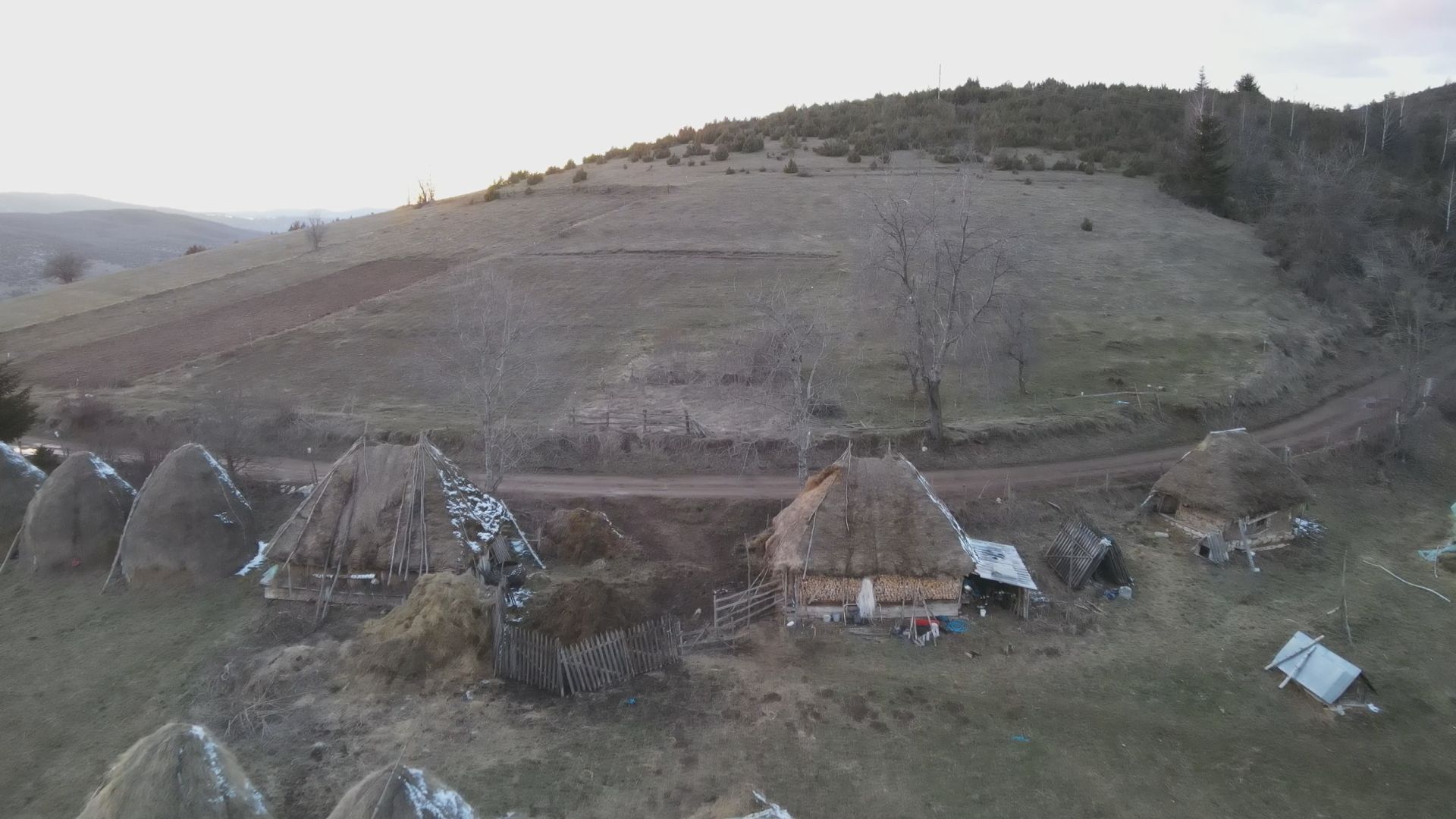 Enela sa petoro dece ostala sama na vrhu ledenog Peštera / foto: RINA