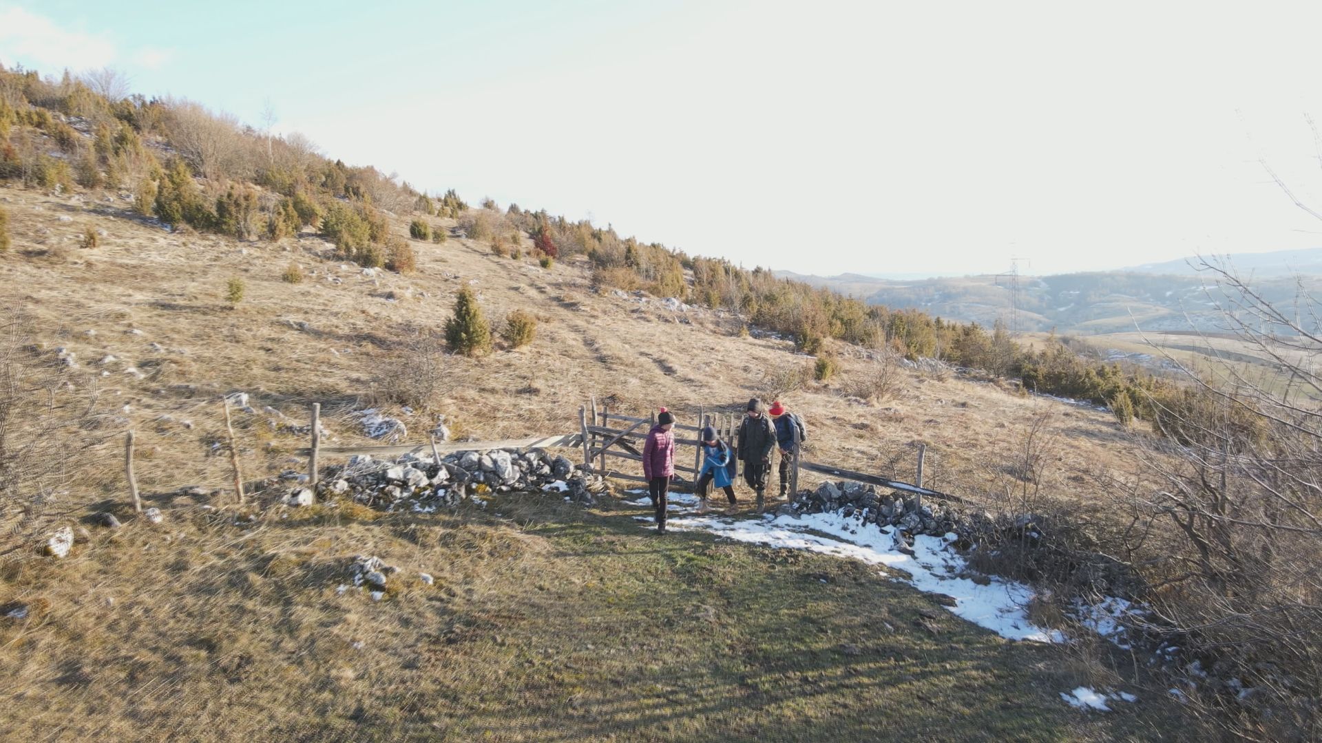 Kroz šumu i po debelom minusu sa suzama u očima idu u školu: Enela sa petoro dece ostala sama na vrhu ledenog Peštera, majka lavica bori se da prehrani svoju decu (FOTO)