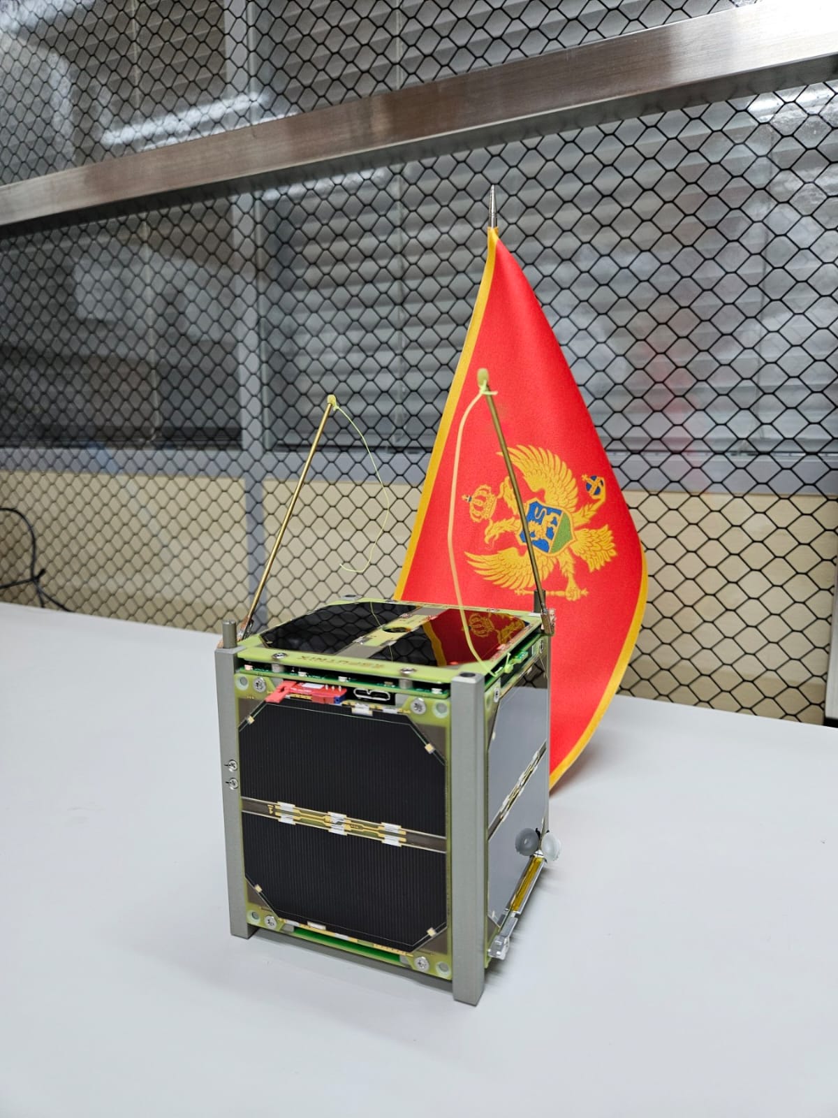 Luča leti u svemir: Prvi crnogorski satelit biće lansiran sa kosmodroma u Rusiji i doneće podatke značajne za čovečanstvo, mladi inovatori nadmašili sva očekivanja (FOTO)
