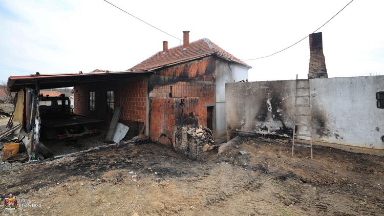 Vatrena stihija im progutala pomoćni objekat i poljoprivredne mašine: Komšije pritekle u pomoć Jovanovićima u gašenju požara, pričinjena ogromna materijalna šteta/ Foto: Grad Kragujevac