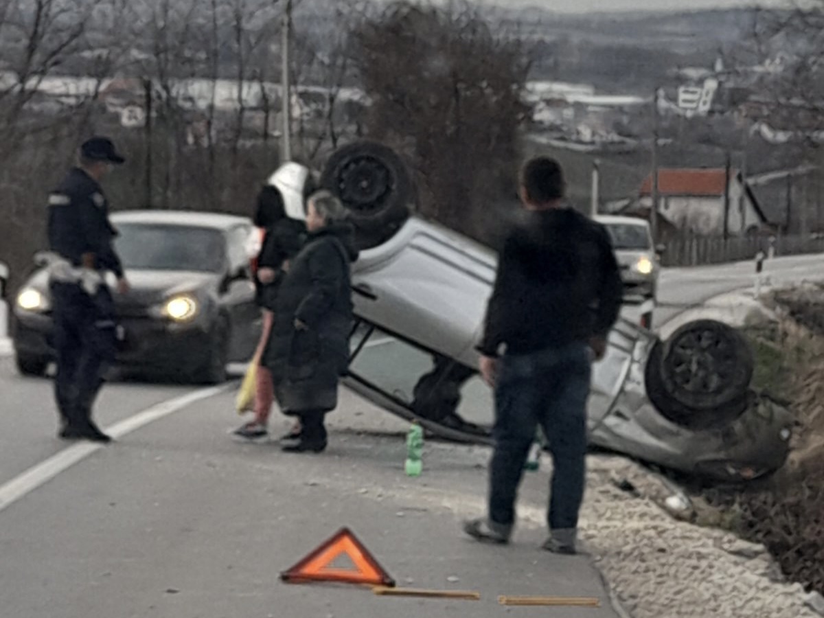 Slupan auto stoji u kanalu: Teška saobraćajna nezgoda kod Topole, vozač izgubio kontrolu i sleteo sa puta (FOTO)