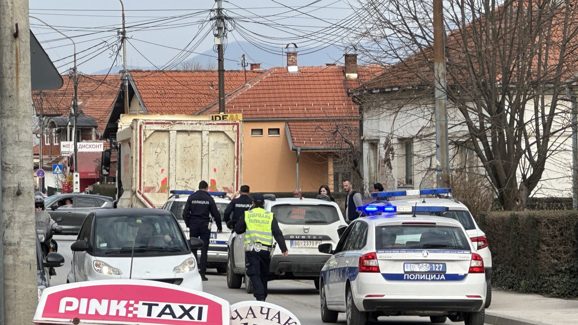 Sreća pa nije bilo dece u blizini: Karambol u Čačku - sudar dva kamiona i jednog automobila u širem centru grada (FOTO)(VIDEO)