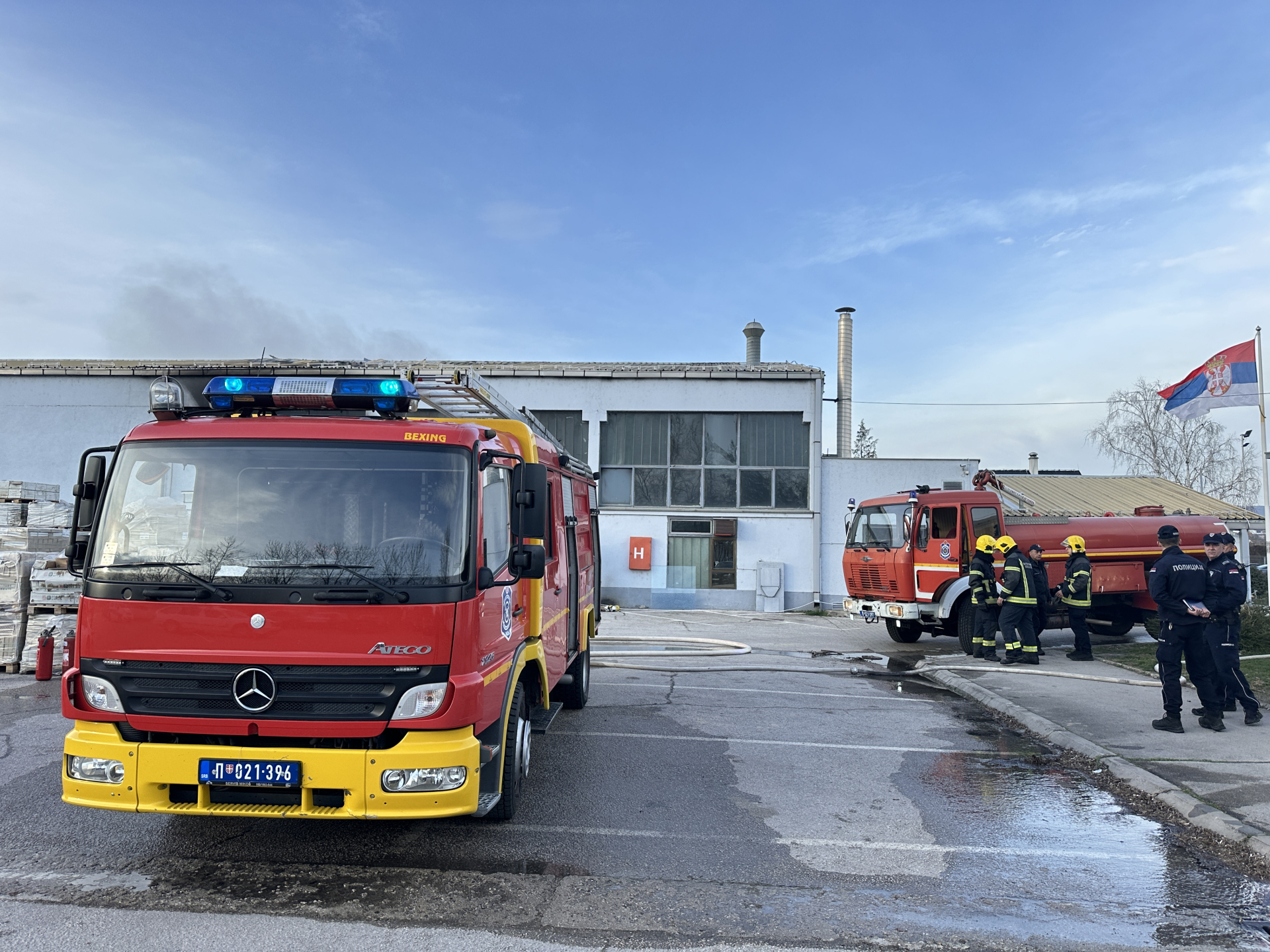 Vatra guta poslovni objekat: Veliki požar kod Čačka, svi radnici odmah evakuisani/ Foto: RINA