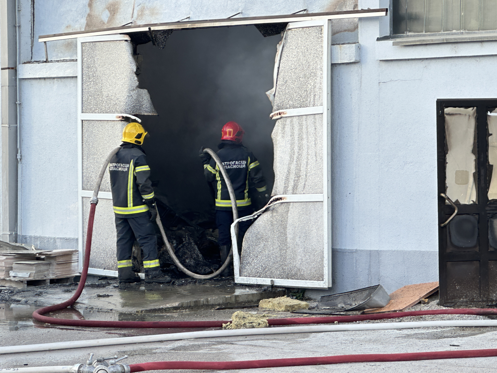 Vatra guta poslovni objekat: Veliki požar kod Čačka, svi radnici odmah evakuisani/ Foto: RINA