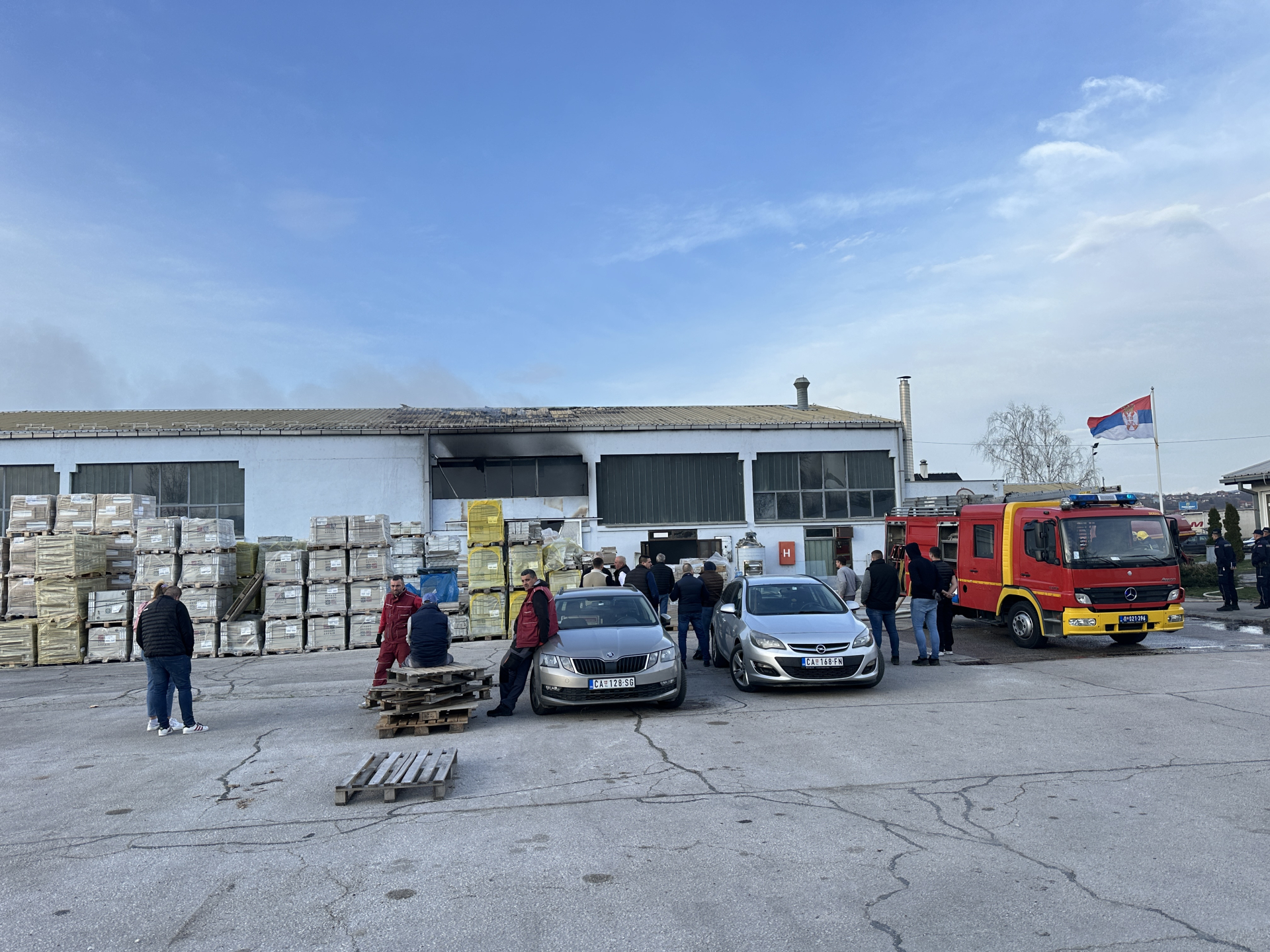 Vatra guta poslovni objekat: Veliki požar kod Čačka, svi radnici odmah evakuisani/ Foto: RINA
