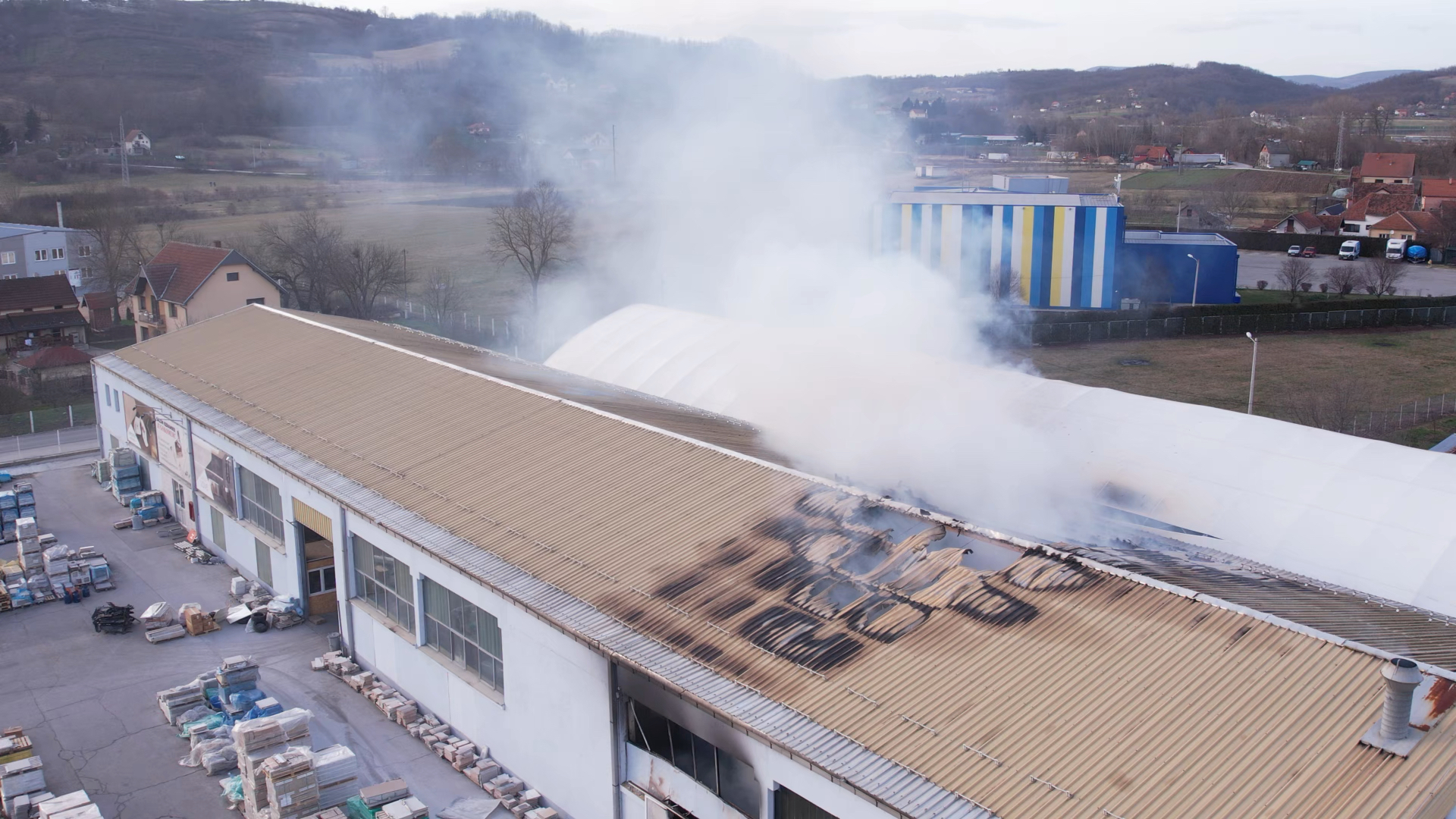 Vatra guta poslovni objekat: Veliki požar kod Čačka, svi radnici odmah evakuisani (FOTO)(VIDEO)