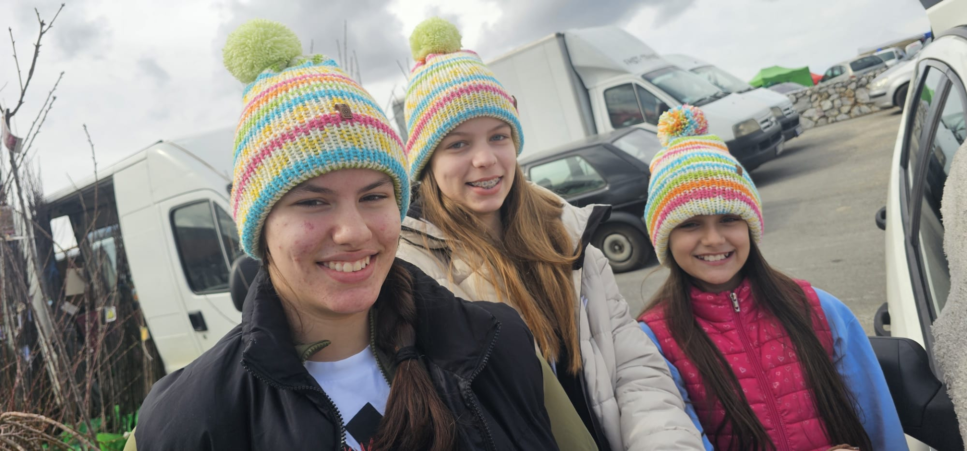 Zlatiborke za ponos: Tri sestre ručno pletu šarene kape i prodaju ih zajedno, svi su oduševljeno gledali u njihov štand (FOTO)