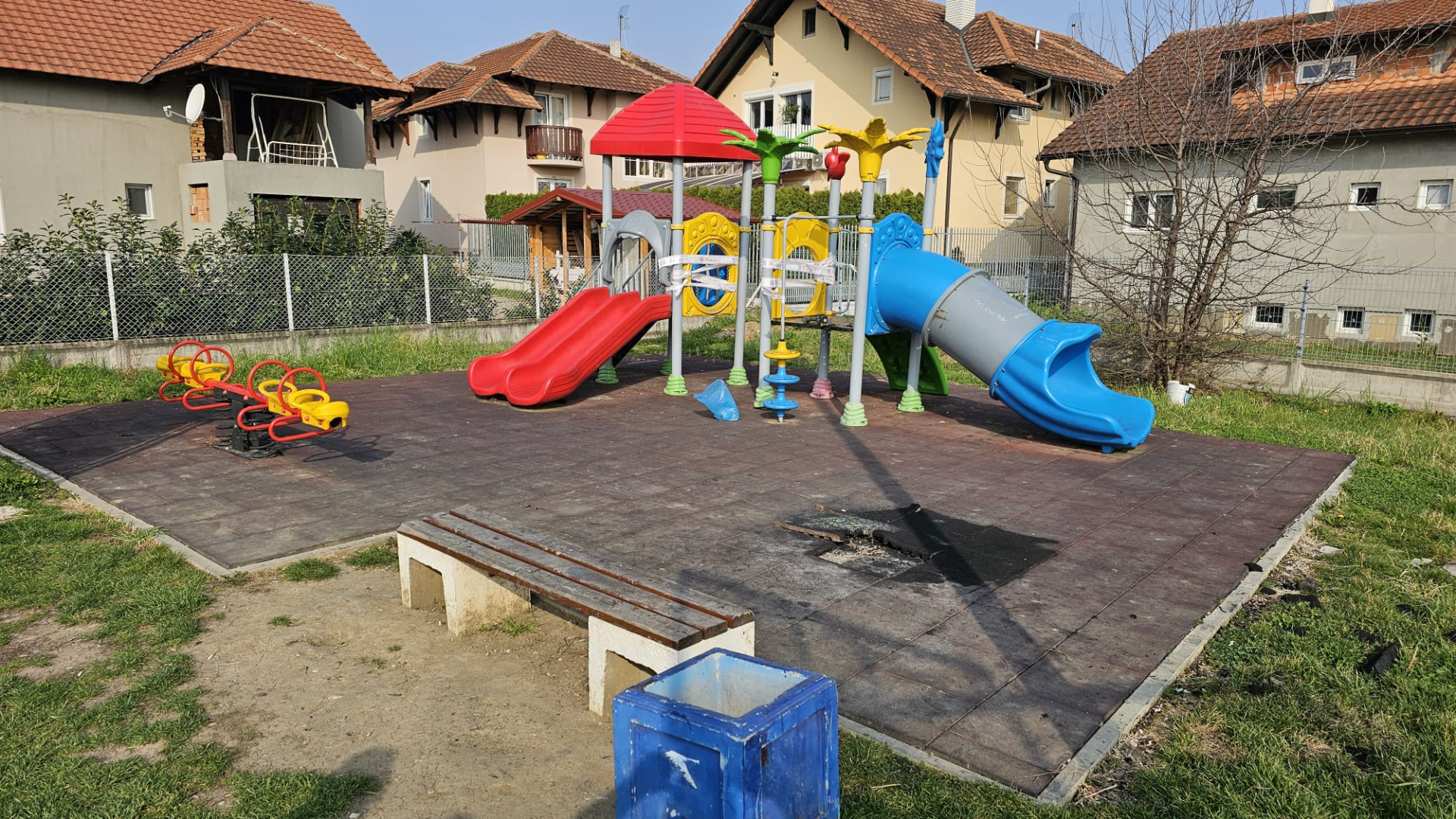 Uništavaju sve što im se nađe pod rukom: Vandali oštetili novo dečje igralište u naselju Obrež u Čačku, meštani zatečeni prizorom (FOTO)
