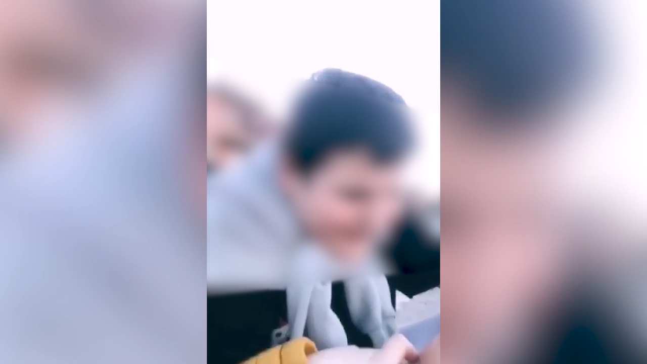 Nevidjeno nasilje nad maloletnicima u Novom Pazaru: Stariji čovek prišao dečacima, jednog šutnuo u ledja pa upali u korito reke Raške (VIDEO)