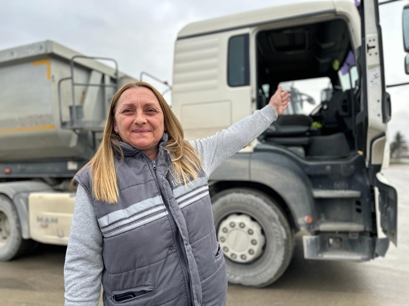Nema više podele na muške i ženkse poslove: Živka je žena lavica koja je pola Evrope prošla za volanom kamiona, kad ostavi ključeve teretnjaka kući je čeka četvoro dece (FOTO)