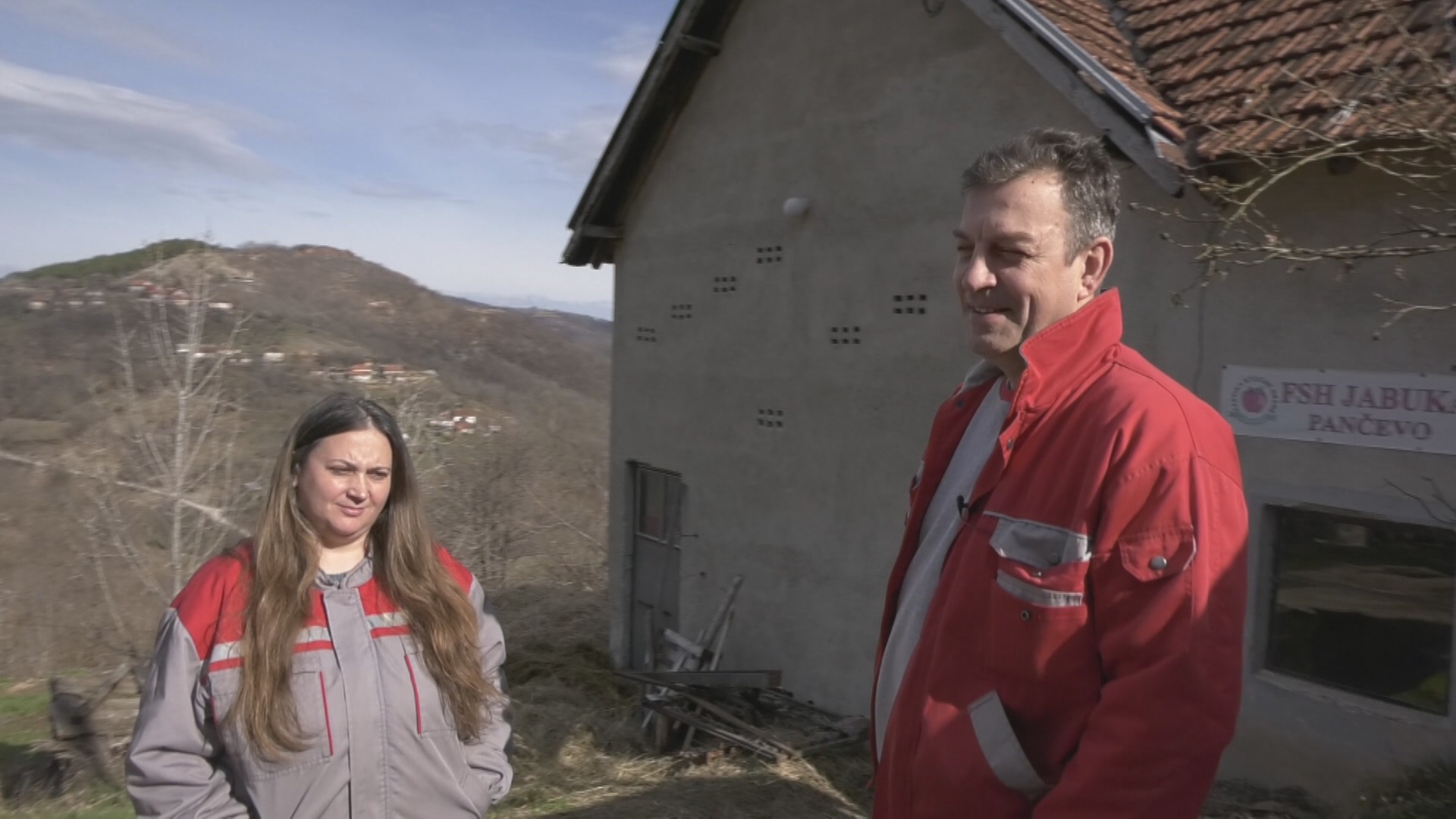 Ni kraćeg imena, niti većih i vrednijih ljudi: Pantelići iz sela Ba rade u tri smene, u jednoj štali imaju razrađena dva biznisa - farmu krava i stolarsku radionicu (FOTO)